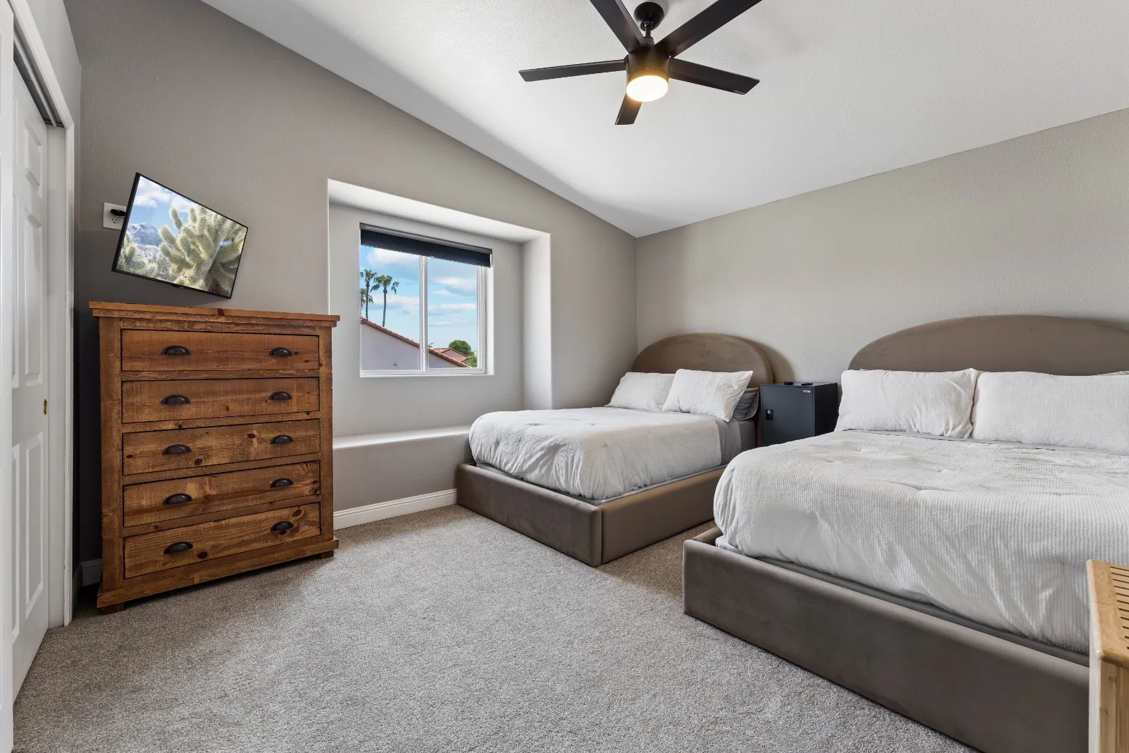 Second shared bedroom at the Scottsdale mens rehab residence