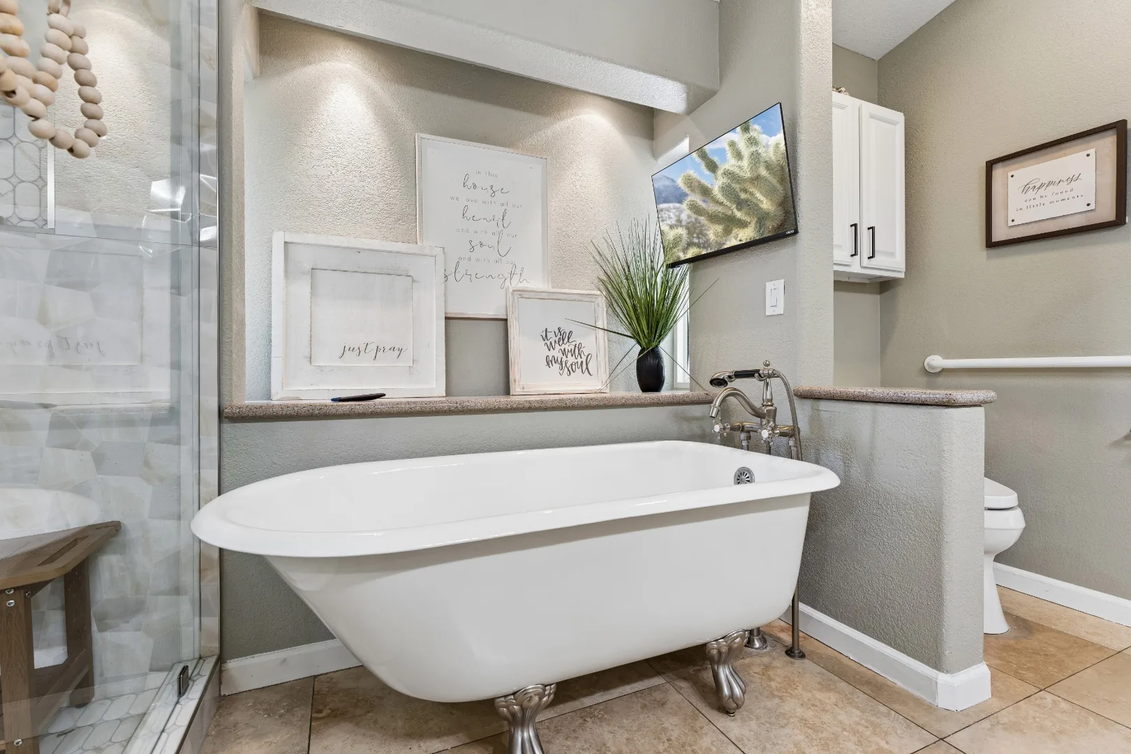 Bathroom with clawfoot tub at the Scottsdale mens treatment center