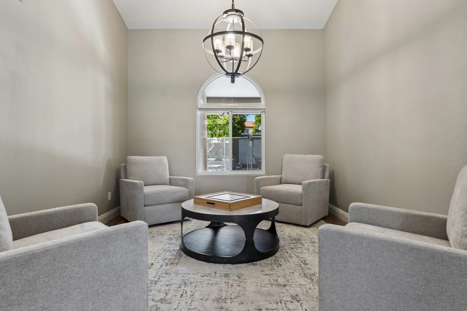 Lounge and sitting area at the Scottsdale mens treatment center